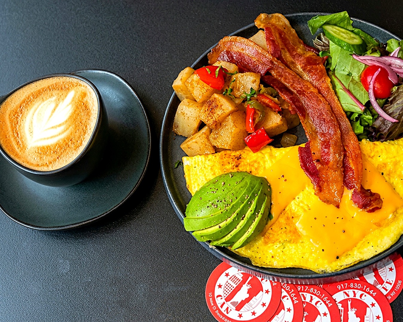 Omelette especial de septiembre de NYC Breakfast Caffe, con el café a la izquierda